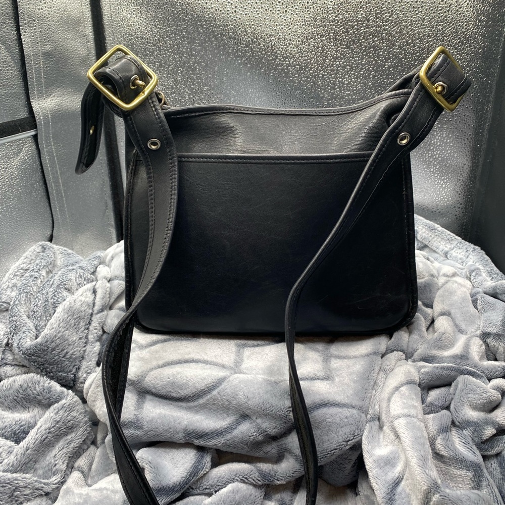 671 Coach #9966 black leather legacy zip bag Preowned beauty